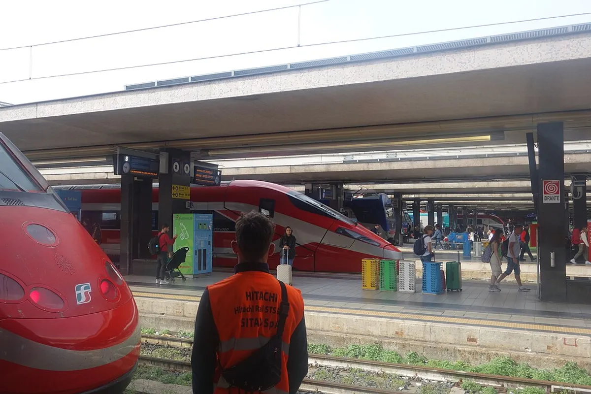 Treni ai binari della stazione di Roma Termini
