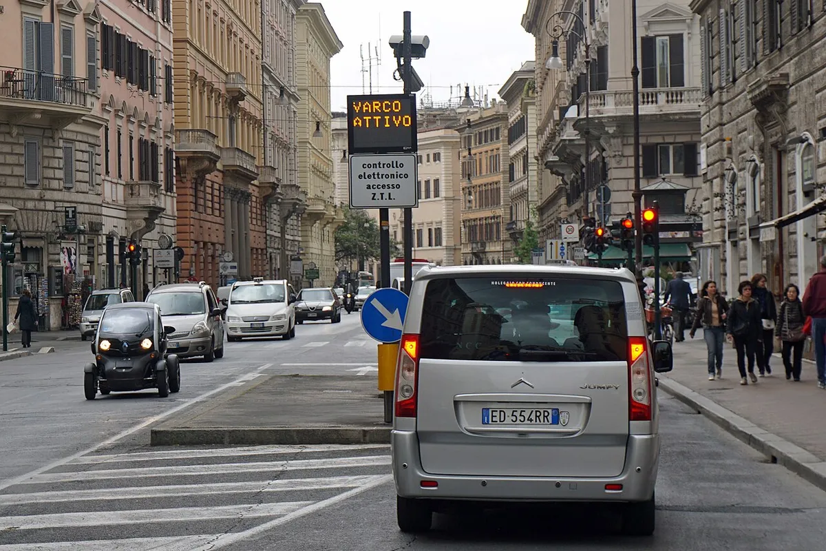Varco elettronico della ZTL di Roma con il pannello 'varco attivo'